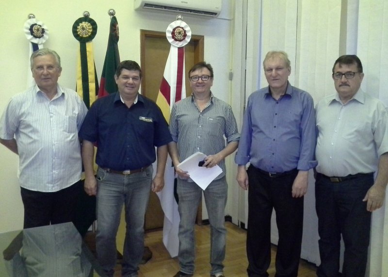 EXECUTIVO RECEBE MUNÍCIPES NO GABINETE